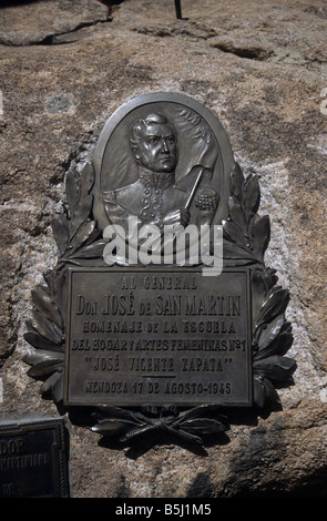 Plaque sur le monument en l'honneur du général José Francisco de San Martín, Cerro de la Gloria, Parc général San Martin, Mendoza, Argentine Banque D'Images