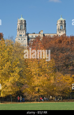 Feuillage de l'automne et l'immeuble de Beresford, vus de la grande pelouse, à New York City's Central Park Banque D'Images