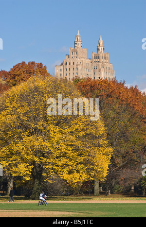 Feuillage de l'automne et de l'El Dorado Immeuble que vu de la grande pelouse, à Central Park, New York City Banque D'Images