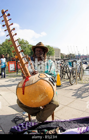 Musicien jouant un instrument à 12 cordes Kora festival communautaire de Bristol Banque D'Images