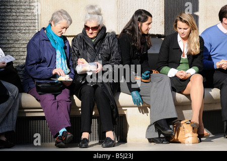 Les gens prenant le déjeuner, Paternoster Square, London, UK Banque D'Images