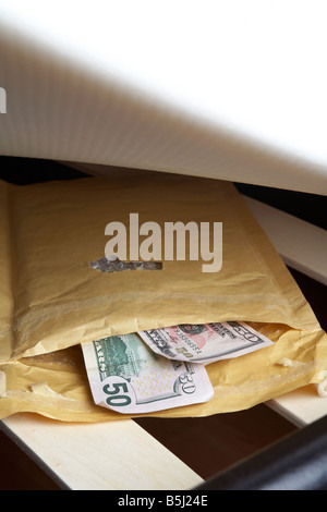 wad de 50 dollars us billets en espèces dans une enveloppe rembourrée sous le matelas d'un lit Banque D'Images