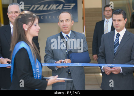 Inauguration de l'usine de montage moto Italika chinois dans la région de Toluca dans l'État de Mexico au Mexique avec le président mexicain Calderon Banque D'Images