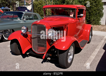 Blanc Rouge avec pinstriping 1936 Ford V8 berline deux portes Banque D'Images