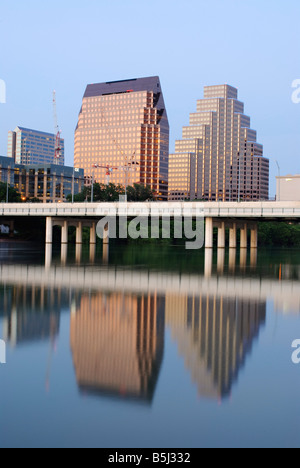 AUSTIN, Texas - Austin skyline at night reflétée sur Town Lake Banque D'Images