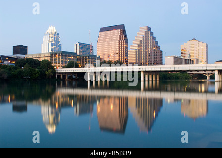 AUSTIN, Texas - Austin skyline at night reflétée sur Town Lake Banque D'Images