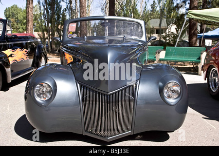 L'argent métallique Ford V8 Coupé transformable Banque D'Images