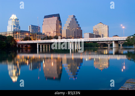 AUSTIN, Texas - Austin skyline at night reflétée sur Town Lake Banque D'Images