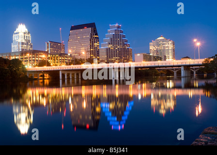 Austin skyline at night reflétée sur Town Lake Banque D'Images