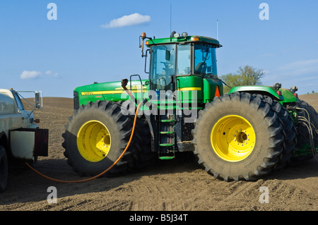 Un tracteur prend sur le carburant d'un camion-citerne au cours de la plantation au printemps dans la région de Washington Palouse Banque D'Images