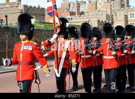 LONDRES, Royaume-Uni — Grenadier Guards participent à un défilé de cérémonie au palais de Buckingham. Ce régiment d'élite de l'armée britannique est connu pour son uniforme et sa précision emblématiques en foreuse, représentant le riche héritage militaire du Royaume-Uni. Banque D'Images