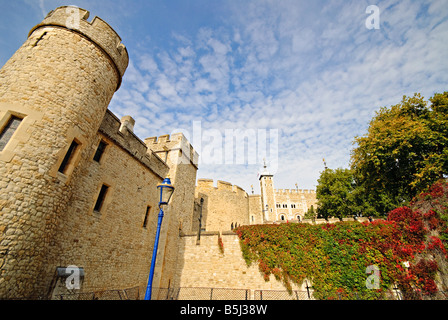 LONDRES, Royaume-Uni — les fortifications extérieures de la Tour de Londres sont un formidable rappel du passé défensif de la forteresse historique. Les murs médiévaux en pierre, ponctués de tours et de remparts, entourent le complexe du château royal situé sur la rive nord de la Tamise. Ce site classé au patrimoine mondial de l'UNESCO, avec son architecture normande et médiévale, continue d'être l'un des monuments les plus emblématiques de Londres et des attractions touristiques populaires. Banque D'Images