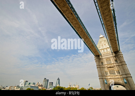 LONDRES, Royaume-Uni — Tower Bridge, un symbole emblématique de Londres, traverse la Tamise près de la Tour de Londres. Le pont de bascule et de suspension, achevé en 1894, est une merveille de l'ingénierie victorienne et un important monument historique, attirant des touristes du monde entier. Banque D'Images