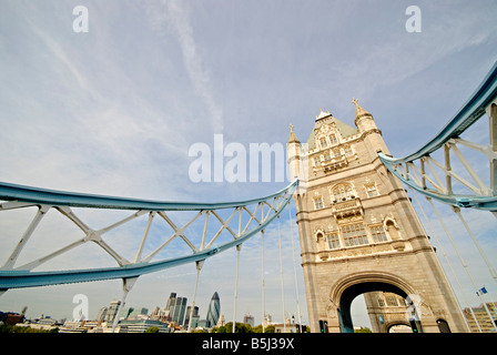 LONDRES, Royaume-Uni — Tower Bridge, un symbole emblématique de Londres, traverse la Tamise près de la Tour de Londres. Le pont de bascule et de suspension, achevé en 1894, est une merveille de l'ingénierie victorienne et un important monument historique, attirant des touristes du monde entier. Banque D'Images