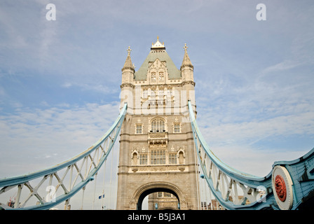 LONDRES, Royaume-Uni — Tower Bridge, un symbole emblématique de Londres, traverse la Tamise près de la Tour de Londres. Le pont de bascule et de suspension, achevé en 1894, est une merveille de l'ingénierie victorienne et un important monument historique, attirant des touristes du monde entier. Banque D'Images