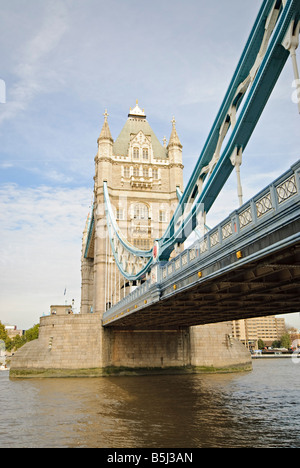 LONDRES, Royaume-Uni — Tower Bridge, un symbole emblématique de Londres, traverse la Tamise près de la Tour de Londres. Le pont de bascule et de suspension, achevé en 1894, est une merveille de l'ingénierie victorienne et un important monument historique, attirant des touristes du monde entier. Banque D'Images