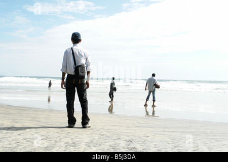 Les jeunes hommes indiens attendant son amant sur la plage le jour de la Saint-Valentin au Kerala Inde Banque D'Images