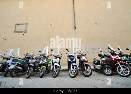 Scooters italienne garée dans la rue à Firenze Banque D'Images