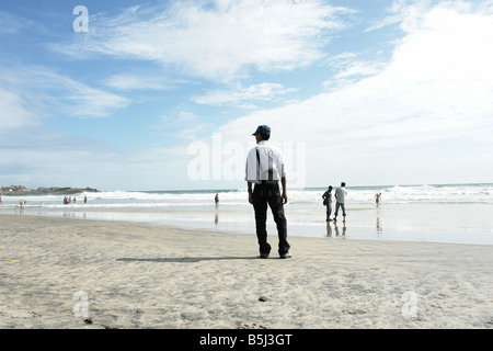 Les jeunes hommes indiens attendant son amant sur la plage le jour de la Saint-Valentin au Kerala Inde Banque D'Images