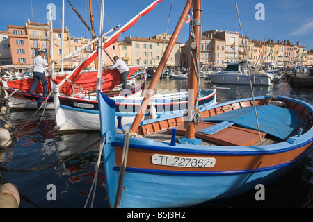 Bateaux à voile sont situés dans le port de Saint-Tropez sur la Cote d'Azur / Provence / Sud de la France Banque D'Images