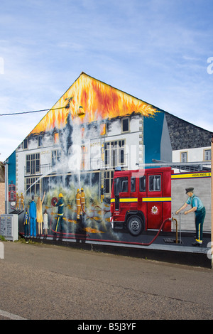 Maison peinte murale feu-lutte dans la rue de lnvergordon haute décorée maison pignon fin nord-est Invernesshire, Ross et Cromarty, Écosse Royaume-Uni Banque D'Images