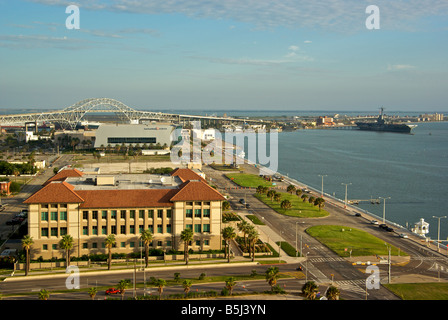 Tôt le matin de la côte du golfe d'Oceanside harbor USS Lexington musée flottant à coastal bend ville de Corpus Christi Banque D'Images