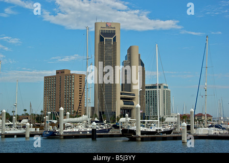 Le centre-ville de tours d'hôtels et office building skyscraper towers le long Coprus Christi waterfront marina Banque D'Images