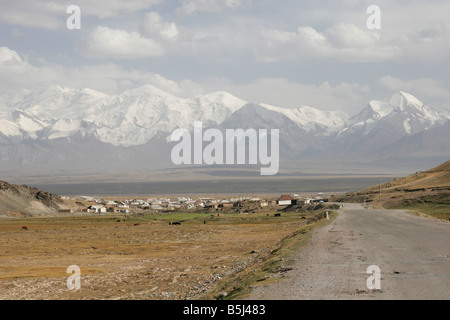 Sary Tash, ville frontière, Pamir couverte de neige, le Kirghizistan, l'Asie centrale Banque D'Images