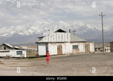 Sary Tash, ville frontière, Pamir couverte de neige, le Kirghizistan, l'Asie centrale Banque D'Images