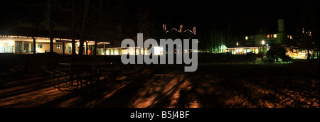 Place du village de Kananaskis (Alberta) par nuit Banque D'Images