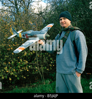 Homme avec un modèle télécommandé WW11 Fokker allemand dans l'absinthe, vous y trouverez des gommages corporels, Londres Banque D'Images