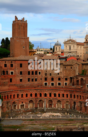 Vue sur le forum vers le Marchés de Trajan et Torre delle Milizie Rome Italie Banque D'Images