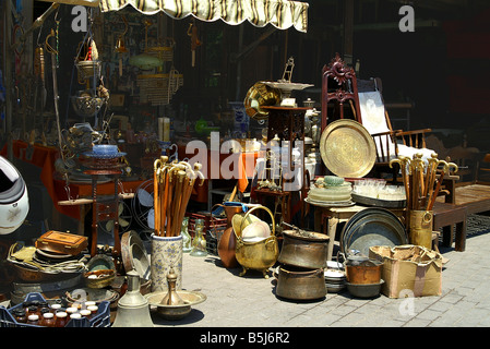 Antiquités colorés et bric à brac au marché de Monastiraki à Athènes Grèce Banque D'Images