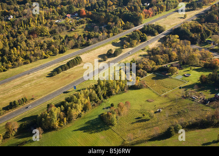 Massachusetts Turnpike dans Stockbridge Massachusetts sur un matin d'automne est vue en regardant vers le sud à partir d'un ballon à air chaud Banque D'Images