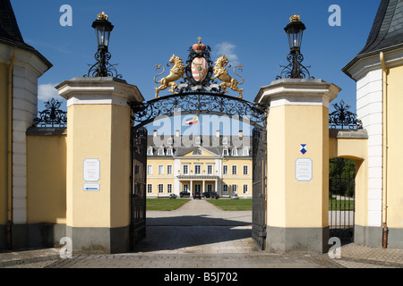 Schloss Neuwied am Rhein, Tordurchgang Loewenfiguren und mit Wappen, Rheinland-Pfalz Banque D'Images