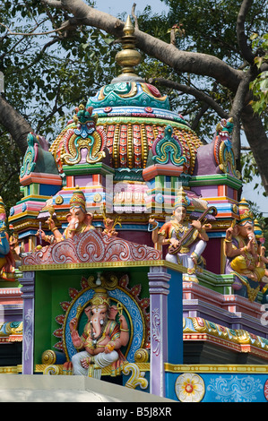 Ganesha. Divinités hindoues, statues, peint sur un temple hindou à Bangalore / Mysore. L'Inde Banque D'Images