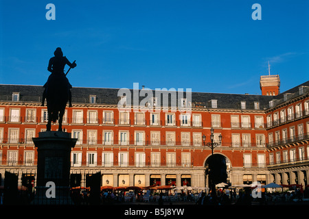 Espagne - Madrid - Plaza Mayor - silhouette d'une statue du roi Philippe III Banque D'Images