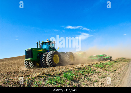 Un tracteur tire un semoir pneumatique à planter des céréales ou des légumineuses au printemps dans la région de Washington Palouse Banque D'Images