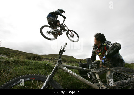 Champion écossais Stu Thomson au cours de vélo de montagne de descente au Nevis Range près de Fort William Banque D'Images