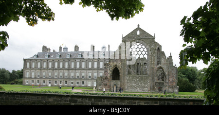 Une vue générale de l'abbaye de Holyrood (Ruine) et le palais de Holyrood, derrière dans le parc Holyrood Edinburgh Banque D'Images