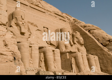 Les quatre énormes statues colossales du pharaon décorer façade du Grand Soleil Temple de Ramsès II à Abou Simbel temples rock. Le sud de l'Egypte Banque D'Images