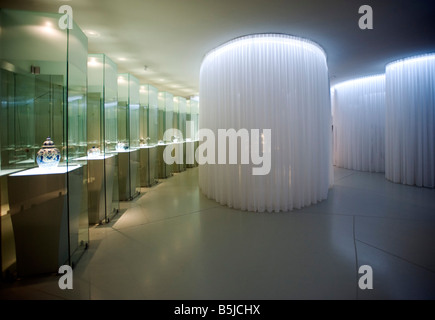 Intérieur de salle contenant de la céramique dans l'affichage conçu par Philippe Starck pavilion à Groninger Museum à groningen Pays-Bas Banque D'Images