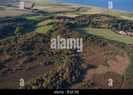 Une vue aérienne de Kelling heath nature reserve et de terres agricoles Norfolk Banque D'Images