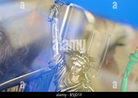 Statue de la liberté de souvenirs sur le bateau d'Ellis Island New York Banque D'Images