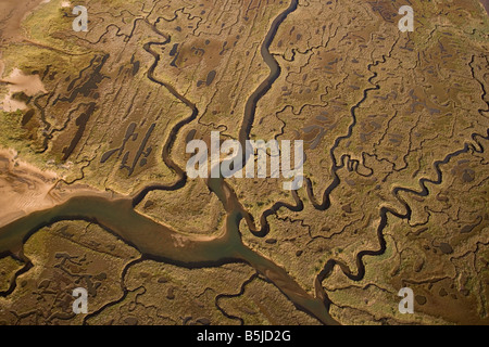 Paysage aérienne montrant la zone intertidale des ruisseaux et marais salant entre Stiffkey et Blakeney sur la côte nord du comté de Norfolk Banque D'Images