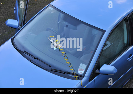 Vue d'en haut en regardant vers le bas la voiture VW Volkswagen Polo et kit d'équipement de réparation des fissures sur le pare-brise mobile sur la vitre Écran Angleterre Royaume-Uni Banque D'Images