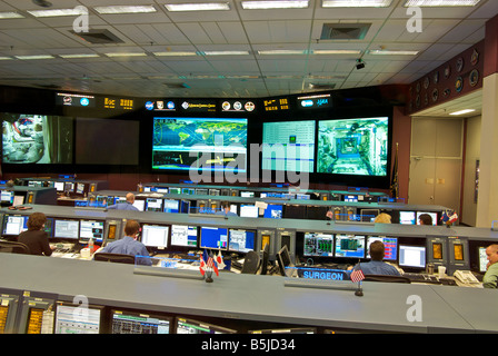 Un écran d'ordinateur à la recherche de contrôleurs travaillant à l'état de l'art nouveau centre de contrôle de mission de la NASA au Johnson Space Center Banque D'Images