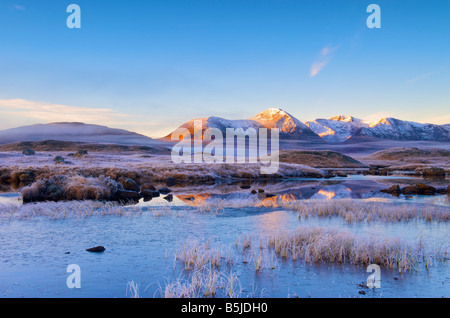 Mont noir à l'aube reflète dans la rivière couverte de glace Rannoch Moor Highlands écossais Banque D'Images