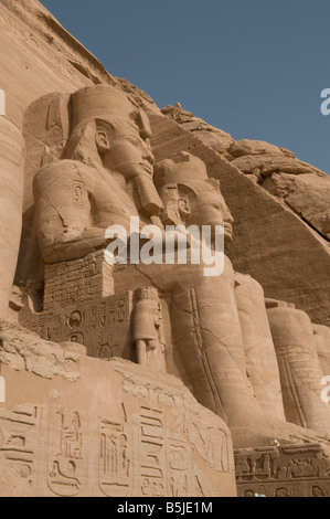 Les quatre énormes statues colossales du pharaon décorer façade du Grand Soleil Temple de Ramsès II à Abou Simbel temples rock. Le sud de l'Egypte Banque D'Images