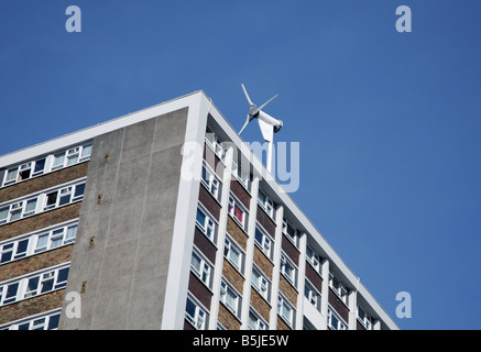 Éolienne sur le haut de la tour d'appartements dans Islington Londres Banque D'Images